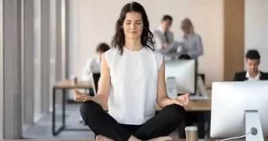 Mulher meditando para lidar com a anseidade no trabalho