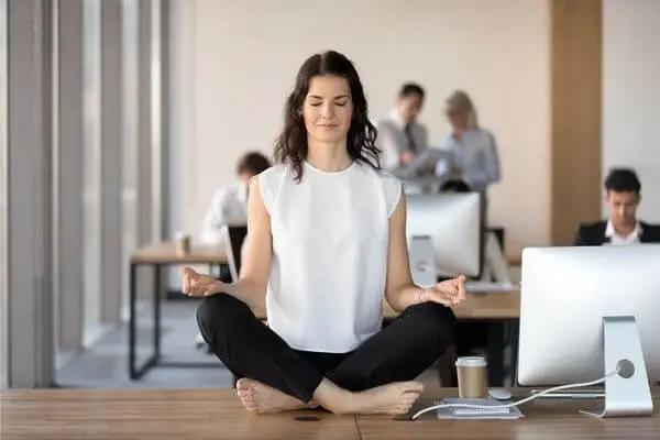 Mulher meditando para lidar com a anseidade no trabalho