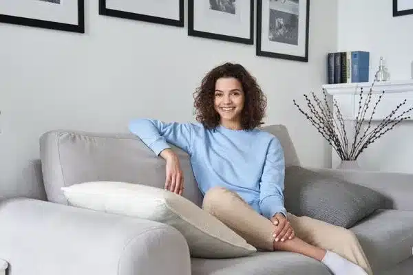 Mulher relaxando em uma casa limpa e organizada