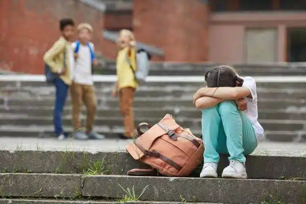 Criança sofrendo com os efeitos do bullying na saúde mental