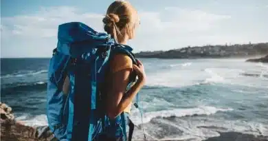 Mulher feliz com mochila nas costas em viagem