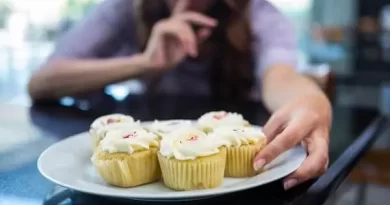 Mulher com transtorno alimentar comendo escondido