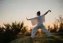 Terapias alternativas: Mulher praticando Tai Chi Chuan