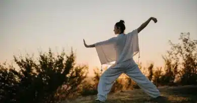 Terapias alternativas: Mulher praticando Tai Chi Chuan