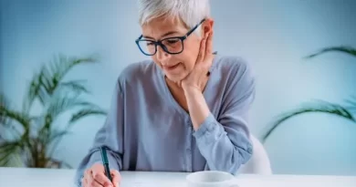 Mulher fazendo teste neuropsicológico