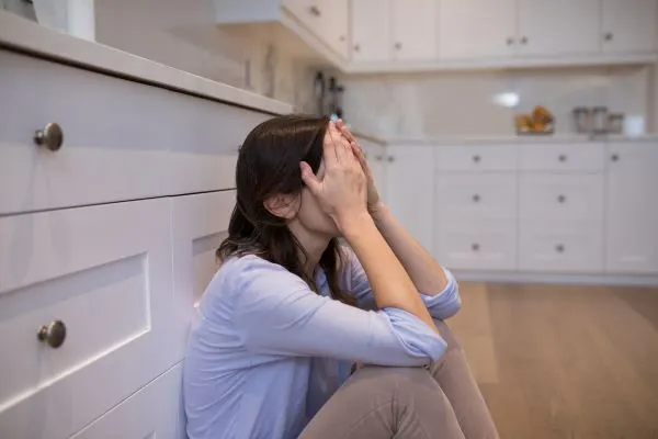 Mulher sofrendo com pensamentos obsessivos