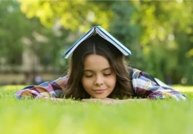 Adolescente aproveitando o benefício da biblioterapia