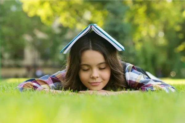 Adolescente aproveitando o benefício da biblioterapia